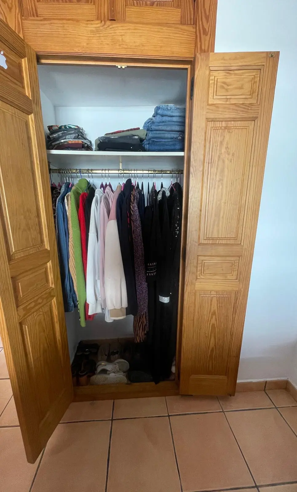 Armario organizado por categorías